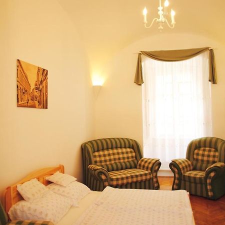Dobo Teri Apartman Eger Bilik gambar