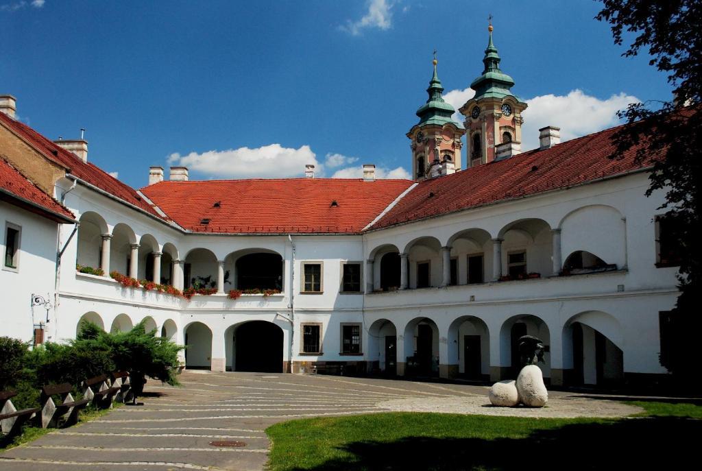 Dobo Teri Apartman Eger Luaran gambar